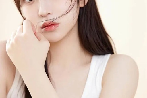 内娱清纯女星偷闯日本拍艳情片被网友当场撞破
