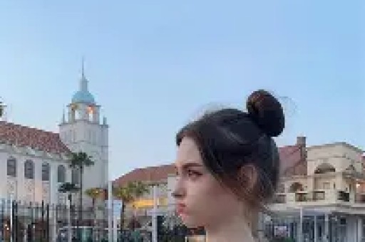杨紫7月7日外网活动引发争议！网友批评其敏感度不足迪丽热巴受牵连